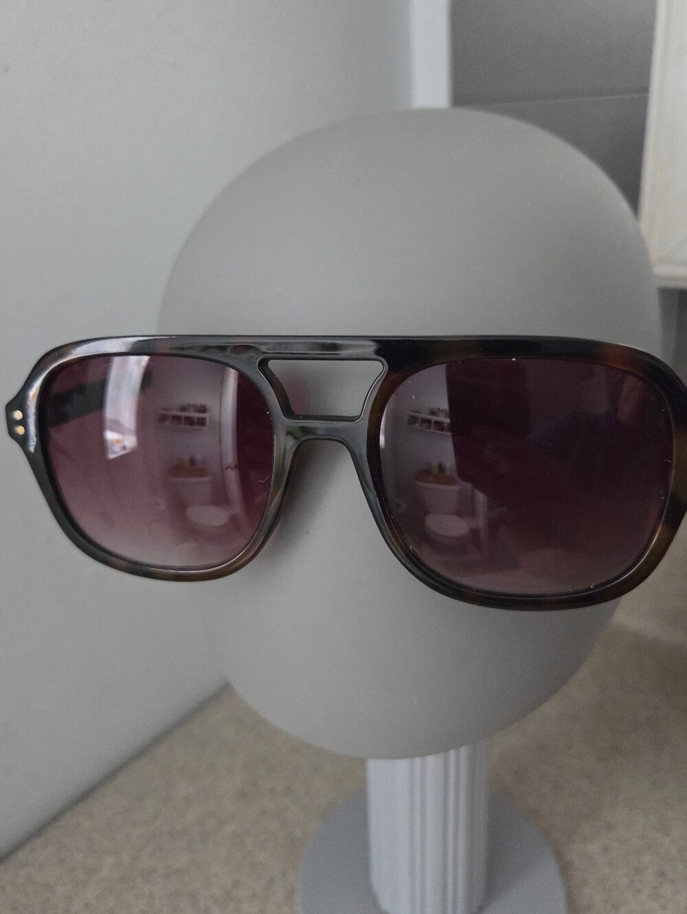 Express Tortoiseshell Frame Sunglasses with Brown Gradient Lenses
